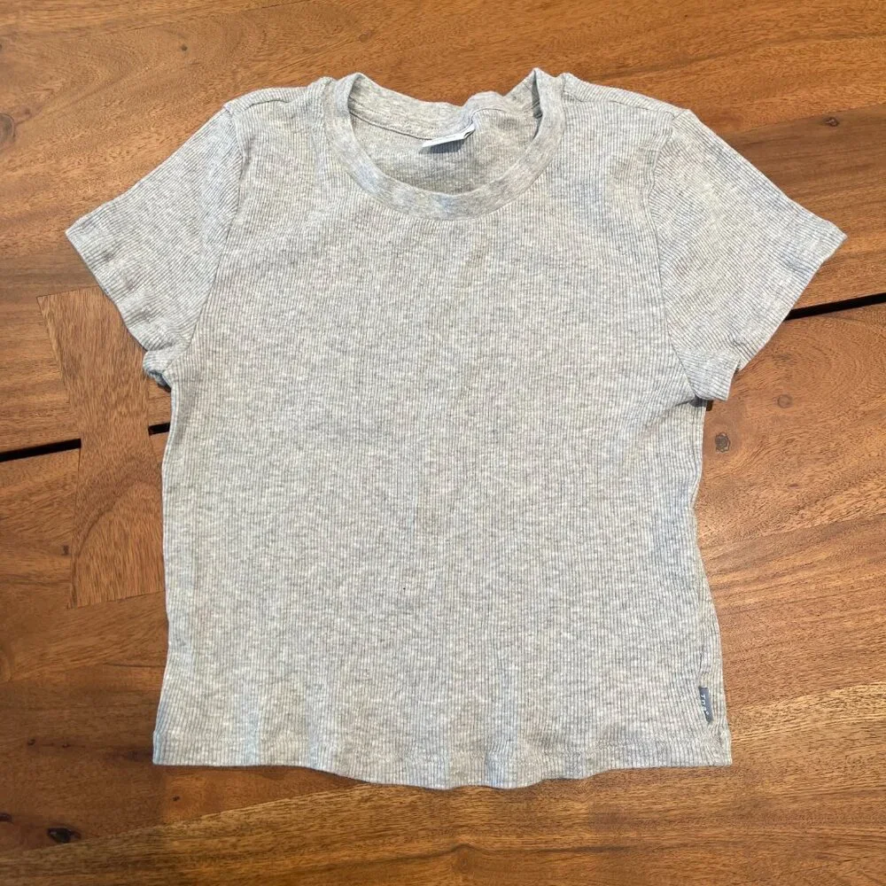 ✨ Gray Ribbed Tee | TNA - Picture 2 of 4